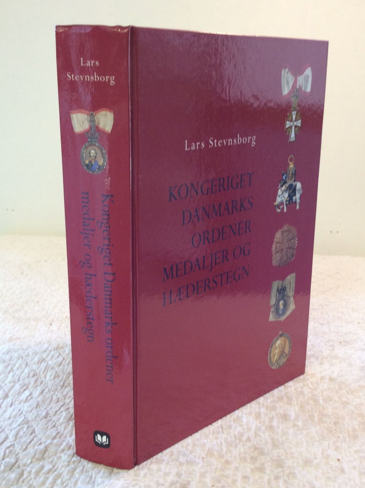 Item #169582 KONGERIGET DANMARKS ORDENER MEDALJER OG HAEDERSTEGN: Kongeriget Islands Ordener og Medaljer. Lars Svensborg.