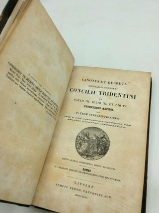 CANONES ET DECRETA SACROSANCTI OECUMENICI CONCILII TRIDENTINI sub Paulo III. Julio III. et Pio IV. Pontificibus Maximis. Cum Patrum Subscriptionibus. Cum S. Rev. Consistorii Catholici per Regnum Saxoniae Approbatione.